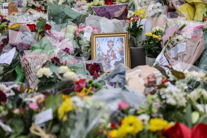 Mourners gather at Windsor Castle