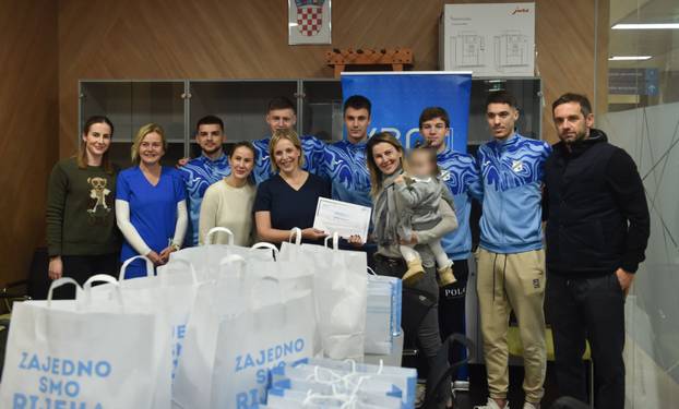 FOTO Krasna gesta nogometaša Rijeke. Lider HNL-a razveselio darovima djecu riječkog KBC-a