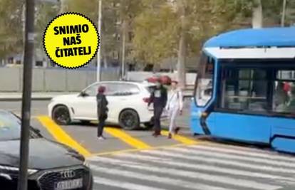 VIDEO Vozač BMW-a blokirao tramvajski promet u Zagrebu: 'Pogledajte gdje je parkirao!'