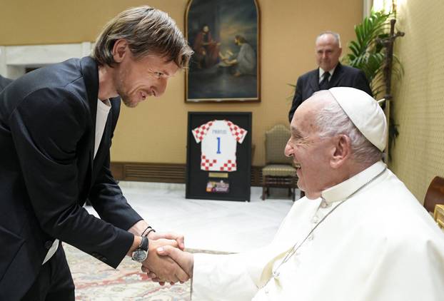 Papa Franjo primio hrvatsku nogometnu reprezentaciju u Vatikanu