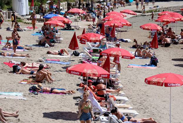 Turisti i građani uživaju u suncu i moru na Bačvicama
