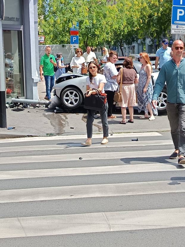 BIZARNO! Vozač auta zabio se u izlog u Zagrebu. Imao je kacigu?