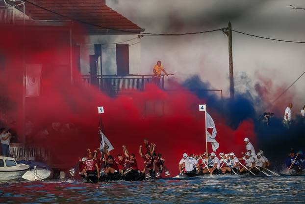 Prolazak Maratona lađa kroz Komin uz bakljadu