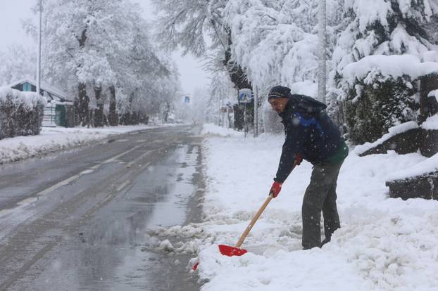Snijeg zabijelio Ogulin