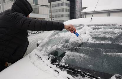 Karton, čarape i trikovi koji će pomoći u čišćenju leda s auta