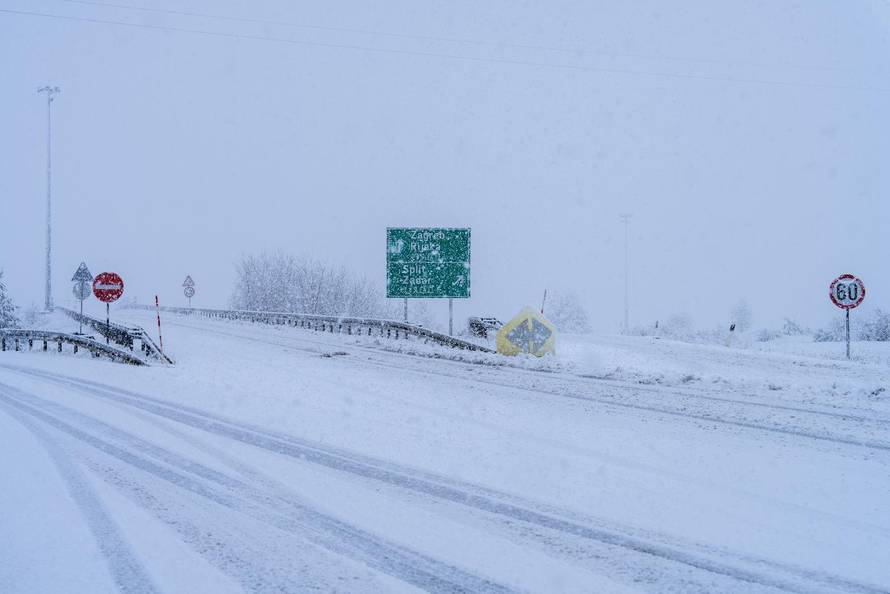 Zimski uvjeti na A1 između čvora Perušić i čvora Gospić