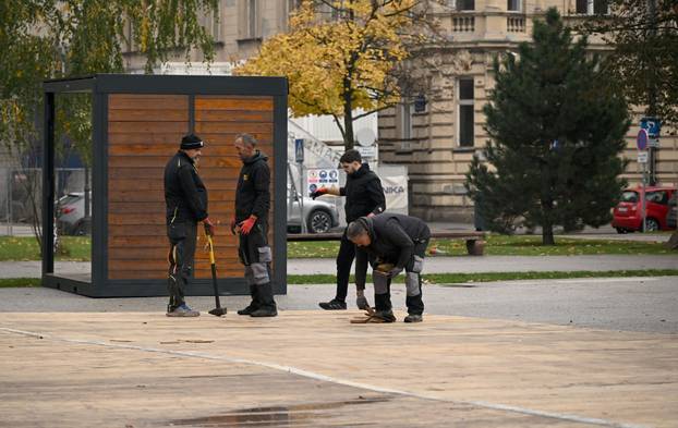 Zagreb: Postavljanje adventskih kućica na Strossmayerovom trgu