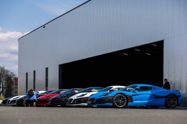 Rimac Nevere parkirane ispred Rimac kampusa u Kerestincu povodom Trilblazers Toura