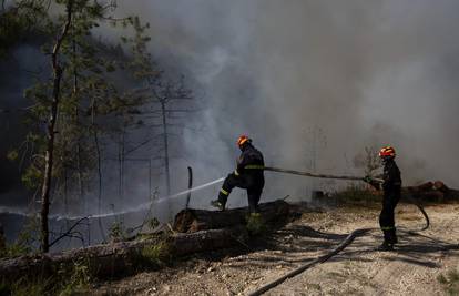 Požar kod Muća: Vatrogasci i dalje na terenu saniraju štetu