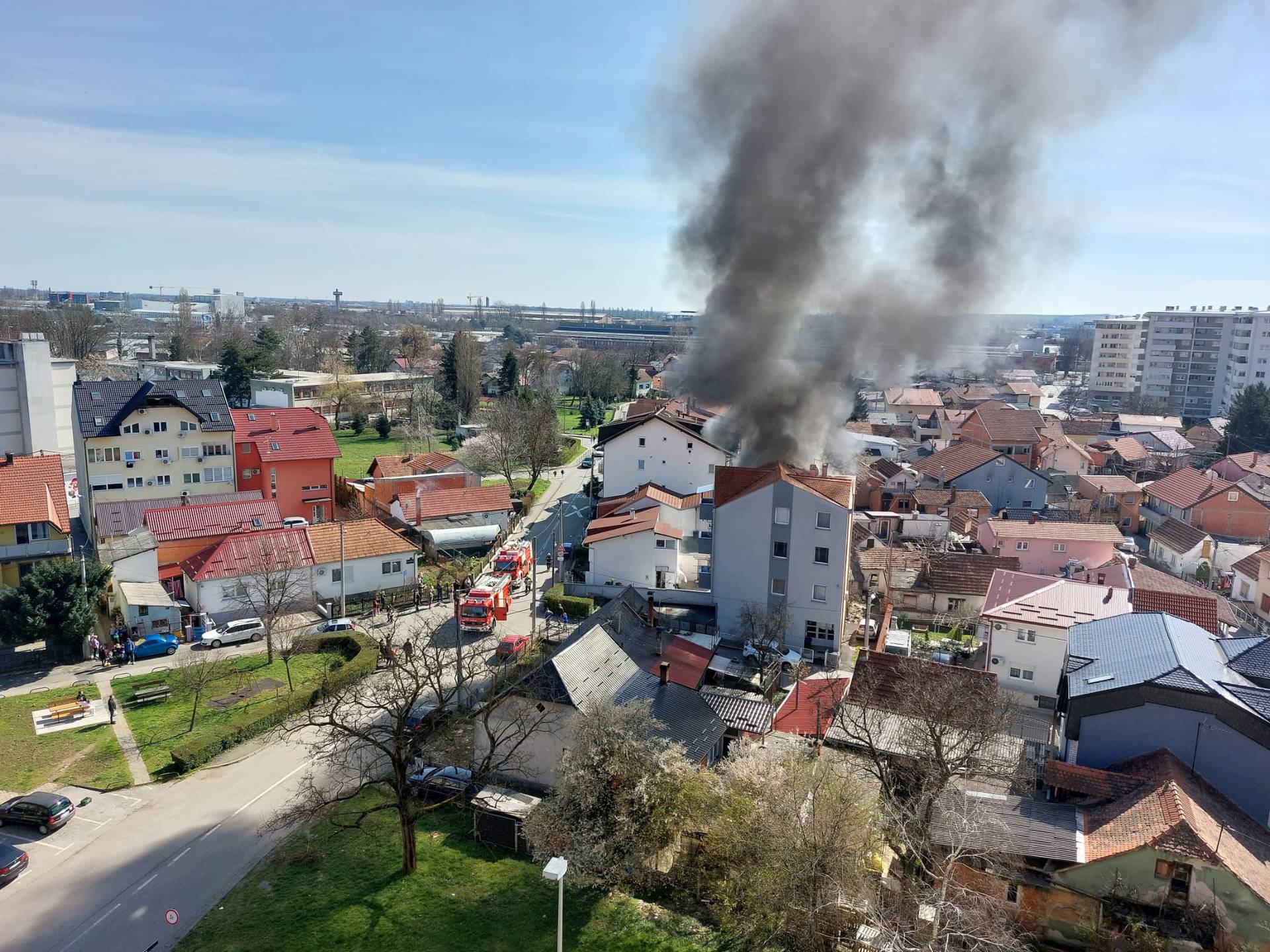 VIDEO Buktinja u Zagrebu: Na Ferenščici se zapalila garaža uz zgradu. U njoj bilo eksploziva?