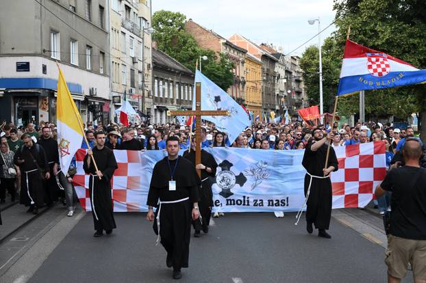 Zagreb: Povorka Antunovskog hoda na putu prema bazilici svetog Antuna Padovanskog