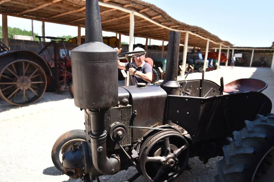 Silvio je naš kralj traktora: U kolekciji ima Ferrari, Porsche...