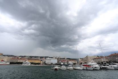 Rijeka: Olujni oblaci nad gradom