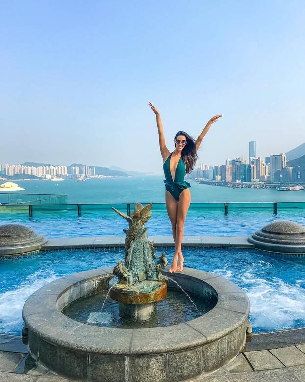 FOTO I tad je nosila tangice: Ovako je supruga slovenskog premijera izgledala kao plavuša