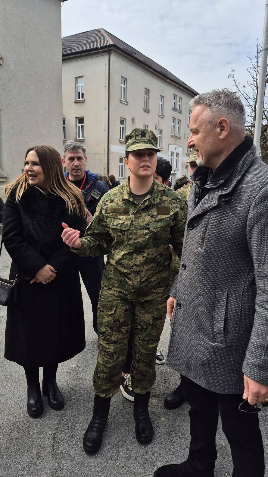 Thompsonova kći Diva Marija prisegnula u vojarni. Stigao i tata pjevač. Pogledajte fotke