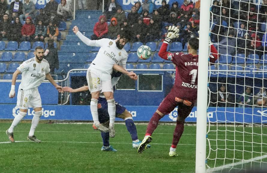La Liga Santander - Deportivo Alaves v Real Madrid