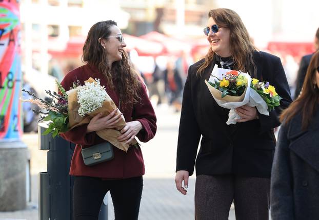Cvijeće u rukama znak je obilježavanja Međunarodnog dana žena