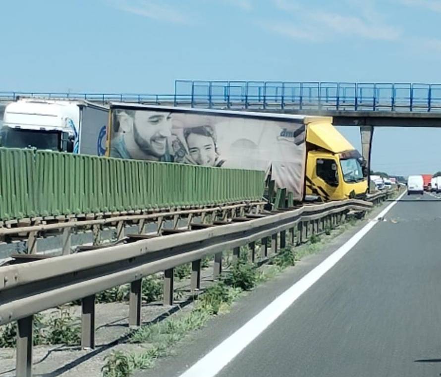 VIDEO  Dva sudara na A3 u samo par km! Kamion probio ogradu