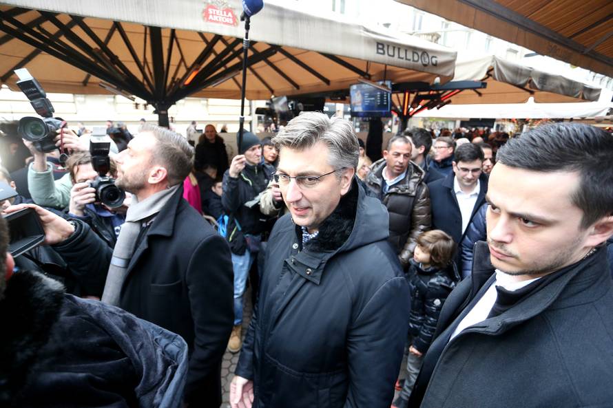 Zagreb: Premijer na Badnjak u BogoviÄevoj poput zvijezde, okupljeni poÅ¾eljeli selfie