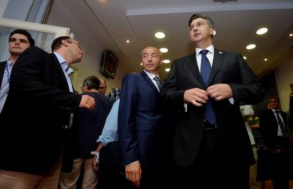 Plenković je pročitao referat i obavio formalnost. Kao na silu