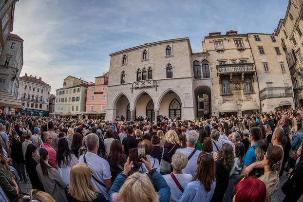 Split: Građani se okupili u spomen na Halida Bešlića na gradskoj Pjaci