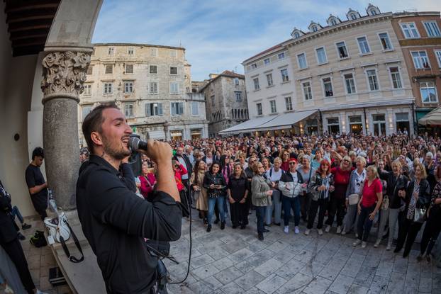 Split: Građani se okupili u spomen na Halida Bešlića na gradskoj Pjaci