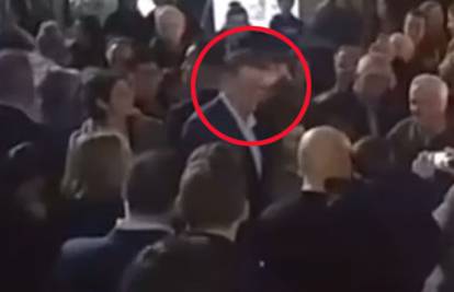 Sve snimili: Tinejdžer šakom u glavu udario premijera Rajoya