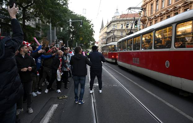 Prag: Hrvatski navijači u korteu idu do stadiona