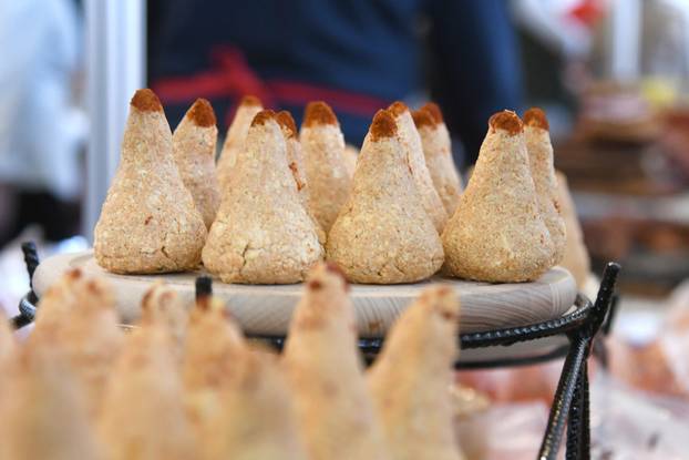 Grubišno Polje: Otvoren dvodnevni 19. Gospodarski sajam sira, meda i vrganja