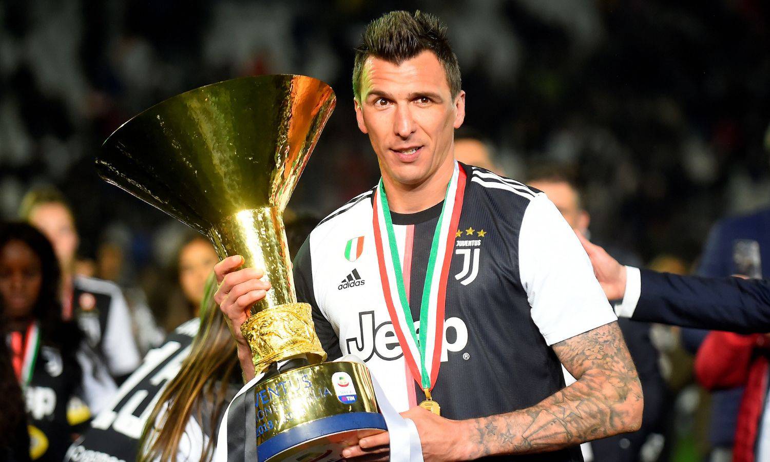 VIDEO Mandžukić posjetio Juve i oduševio navijače: Nemamo više igrače i ratnike poput njega