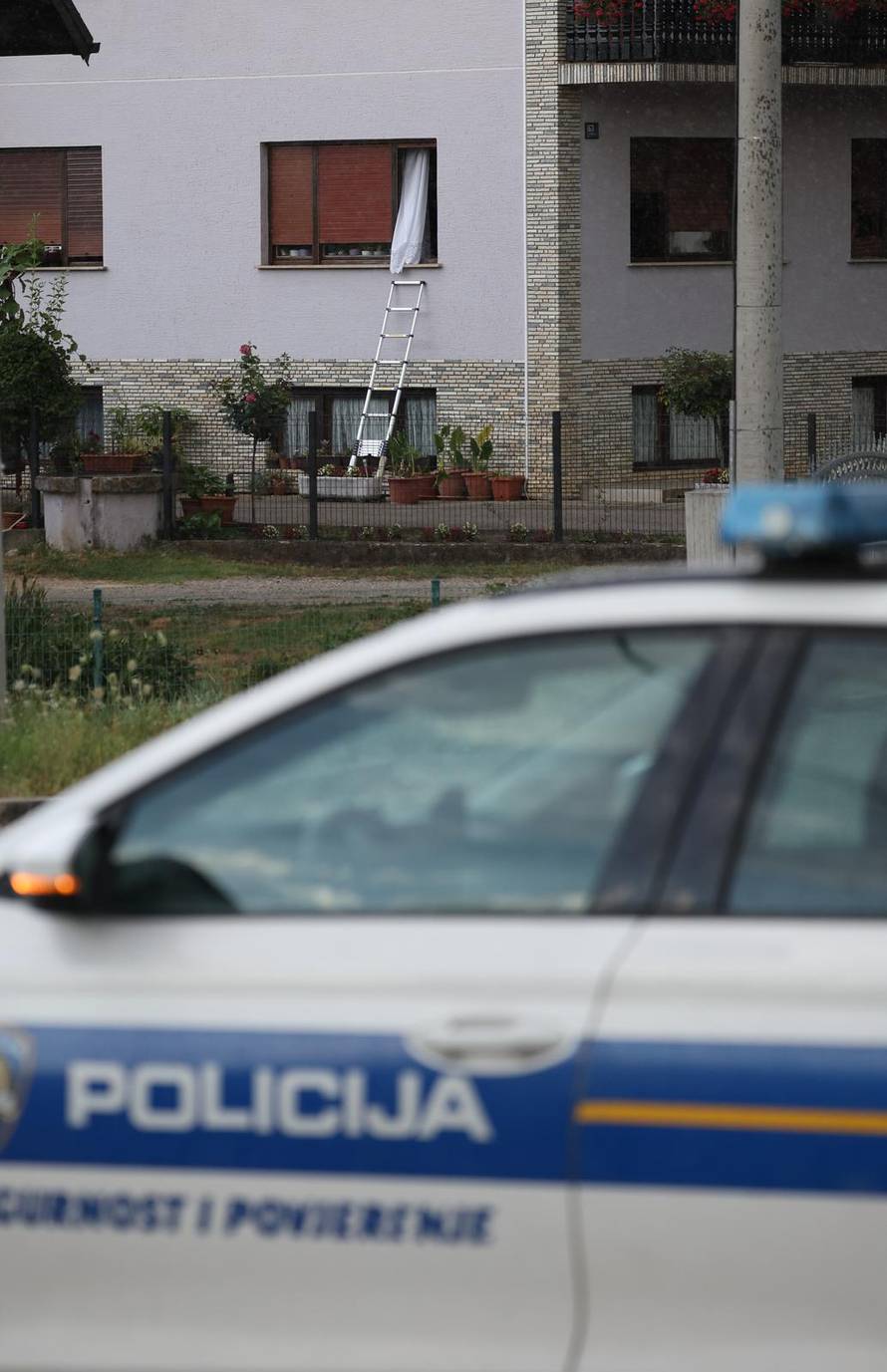 U mjestu Donji Dragonožec muškarac se zatvorio u kuću s puškom 