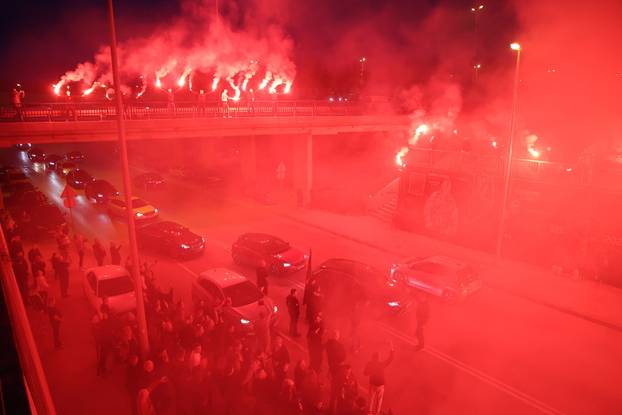 Split: Torcida i HOS zapalili bengalke povodom 35. obljetnice HOS-a