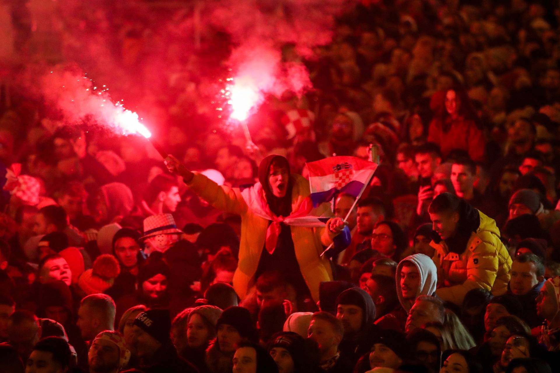 Prava ludnica vlada na Jelačićevom trgu, Vatreni krenuli prema Trgu