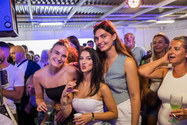 Split: Koncert u čast Oliveru Dragojeviću  na trajektu za Velu Luku