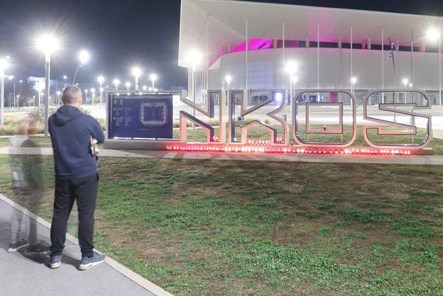 Osijek: Građani dolaze zapaliti svijeće ispred Opus Arene 