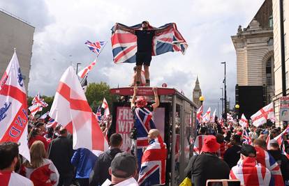 Tommy Robinson broji kao Vučić. Tvrdi da su ovdje bili milijuni prosvjednika