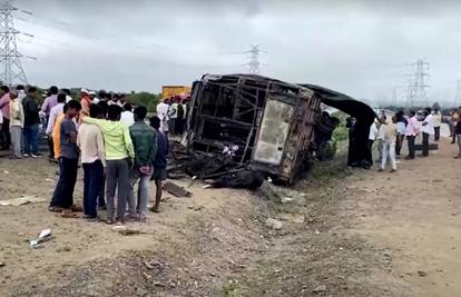 Najmanje 25 ljudi poginulo u autobusnoj nesreći u Indiji, među poginulima i troje djece