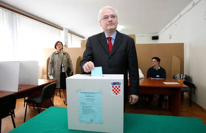 Josipović i Milanović izašli na birališta, kao i brojni kandidati