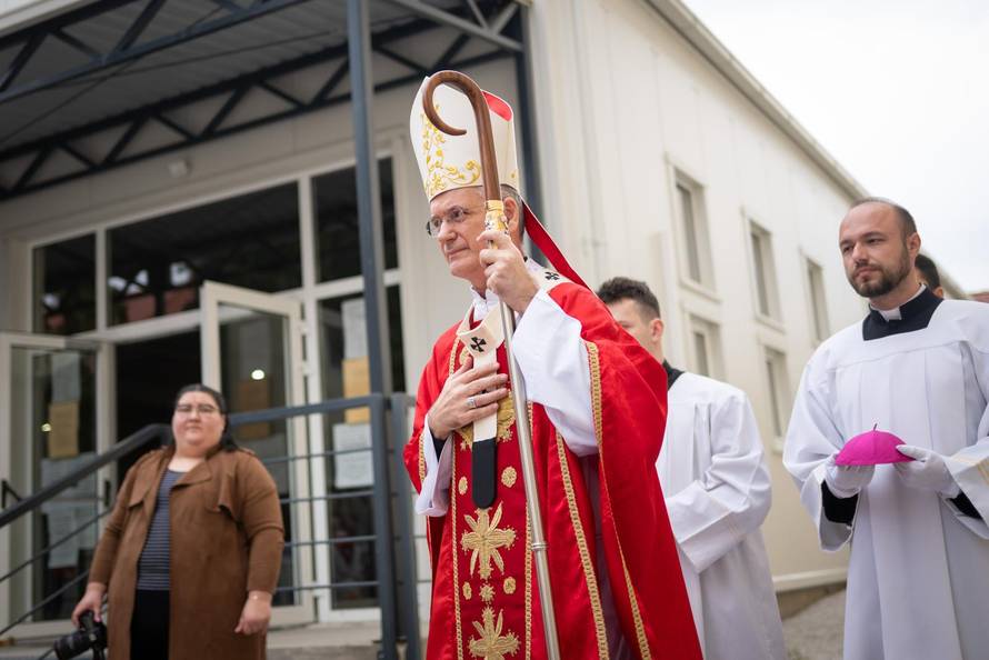 Zagrebački nadbiskup mons. Dražen Kutleša predvodio je euharistijsko slavlje i obred na blagdan Nedjelje Muke Gospodnje
