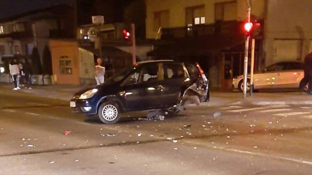 Nesreća u Sesvetama: Pijani vozač (27) prošao kroz crveno i udario u auto, žena ozlijeđena