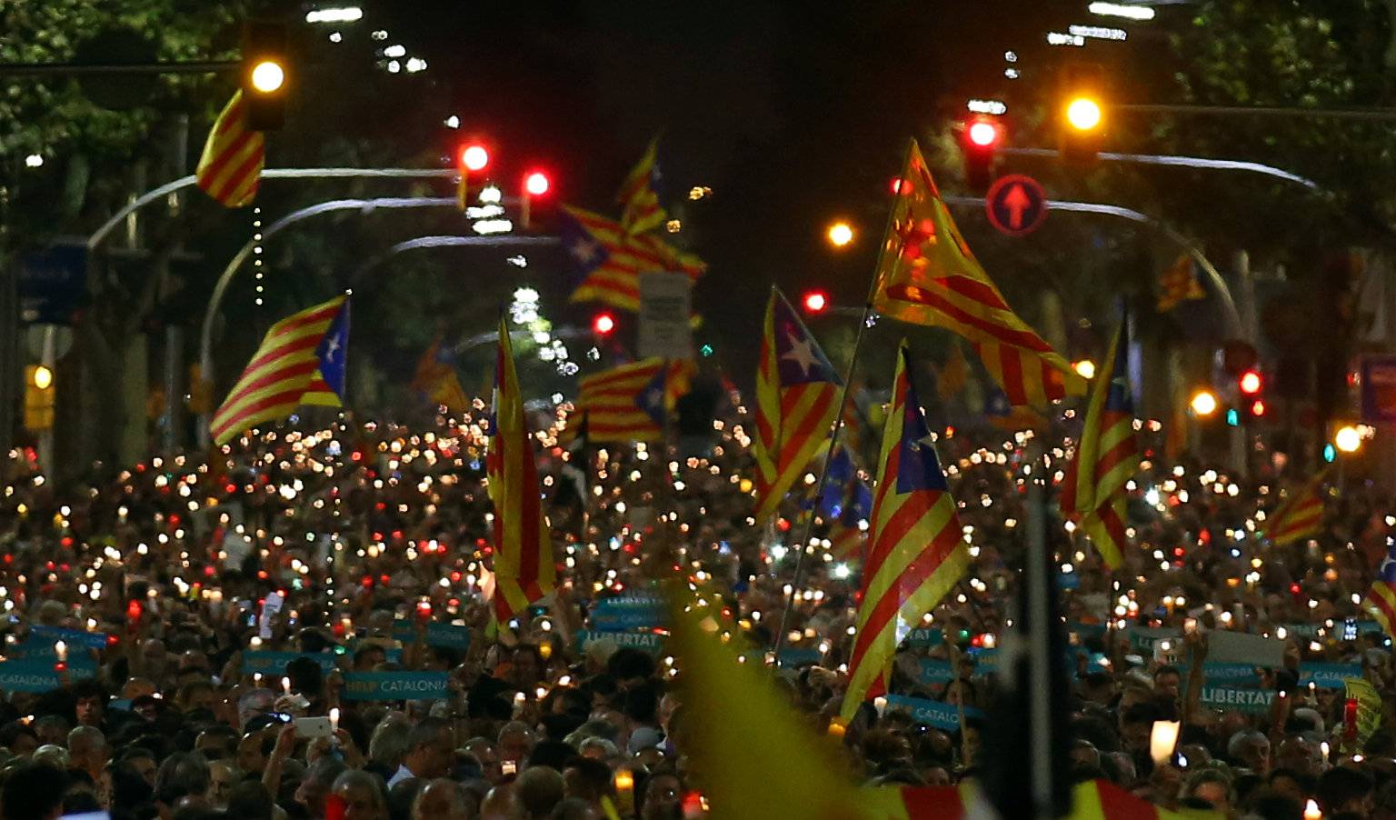 Catalan separatist organisations' leaders jailing protests in Barcelona