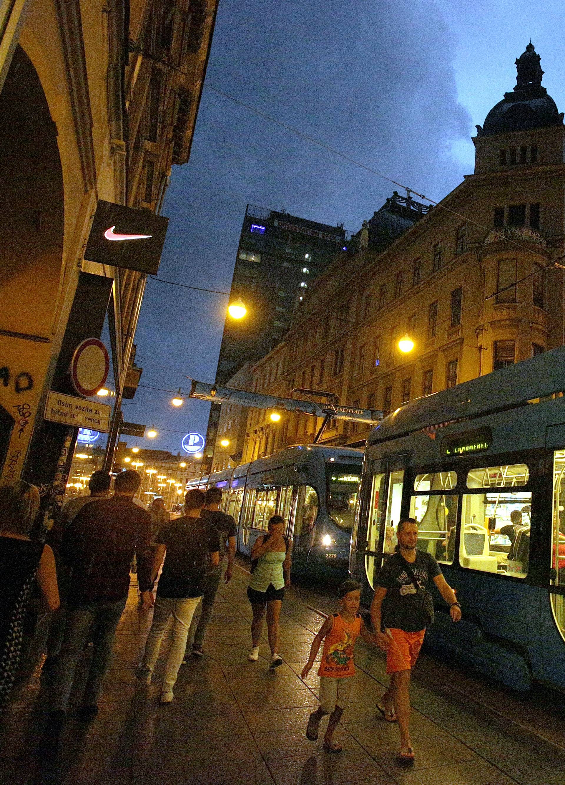 Jak vjetar čupao stabla, valovi u Selcu napola potopili brodicu