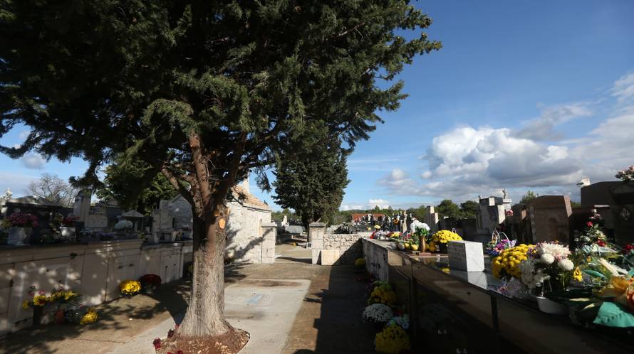 Izvadili pokojnika, prazan lijes mjesec dana stoji na groblju...