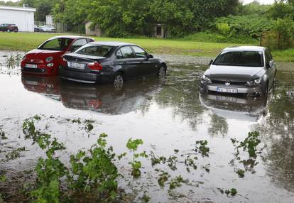 Karlovac: Obilna kiša uzrokovala probleme u prometu