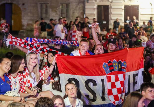 Osijek: Navijači gledaju utakmicu između Paname i Hrvatske