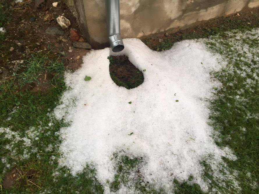 Nevrijeme rušilo stabla, nosilo krovove, kiša poplavila ulice