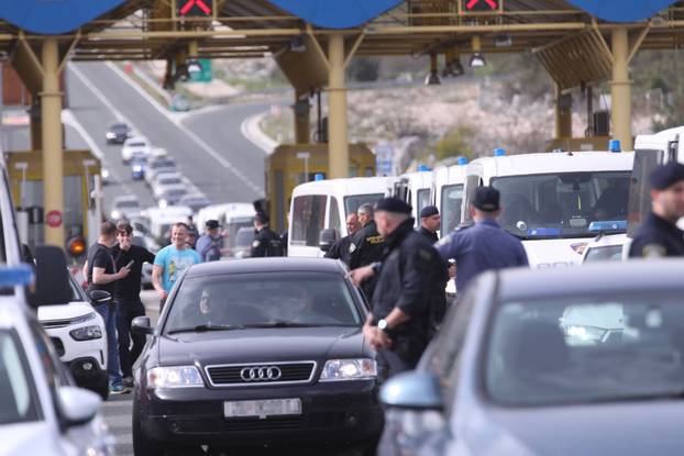 Dugopolje: Dolazak navijača na naplatne kućice gdje ih čeka policija 