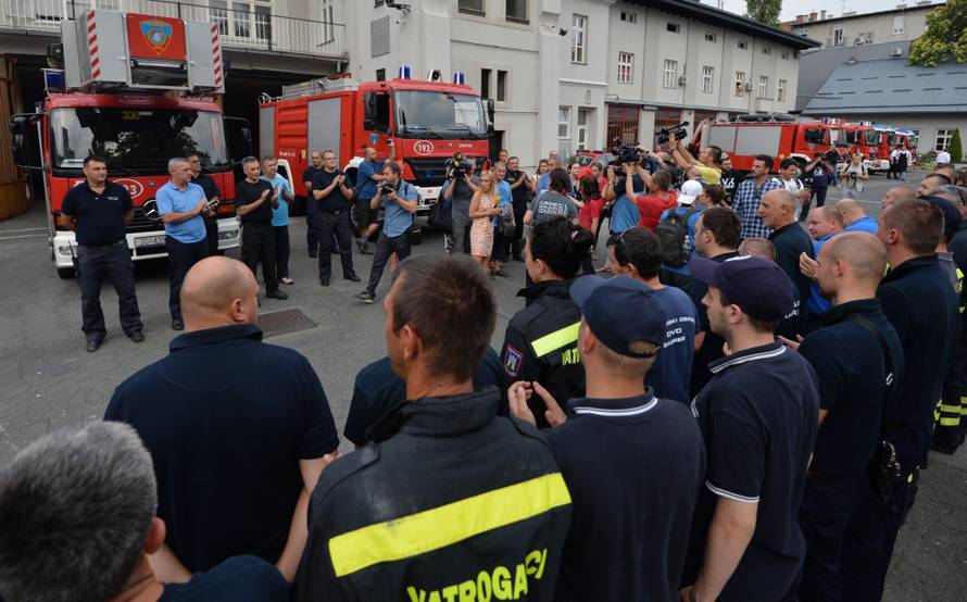 Zagrebački vatrogasci se uz zvukove sirena vratili u Savsku