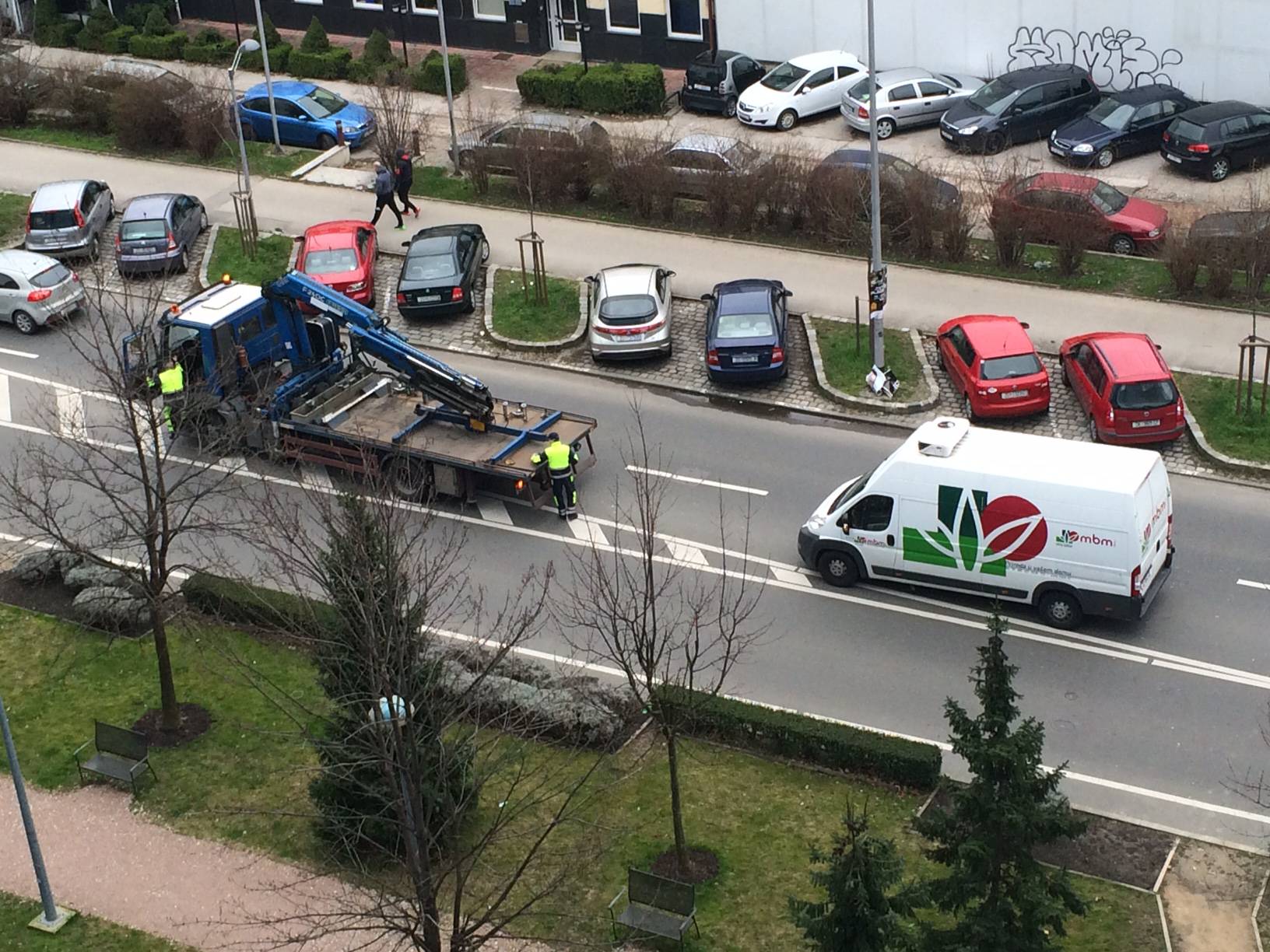 Pauk se "namučio" da bi s kolnika odvezao veliki kombi