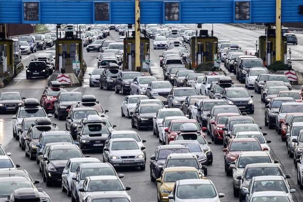 Početak skijaškog tjedna i kraj blagdana uzrok je gužve na graničnom prijelazu Bregana